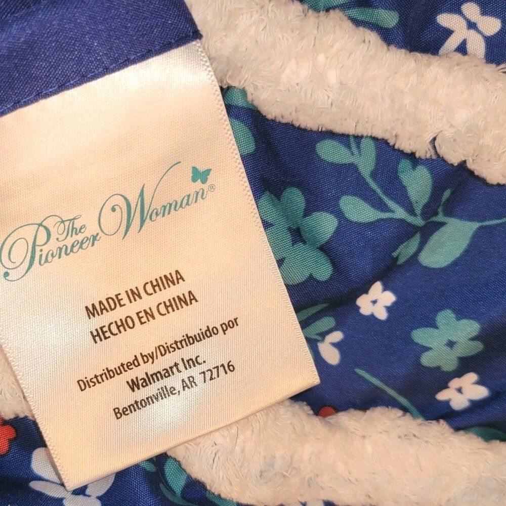 Pioneer Woman Blue Tufted Chenille Pair Floral set of 2 Pillow Shams Standard SZ - Picture 3 of 6